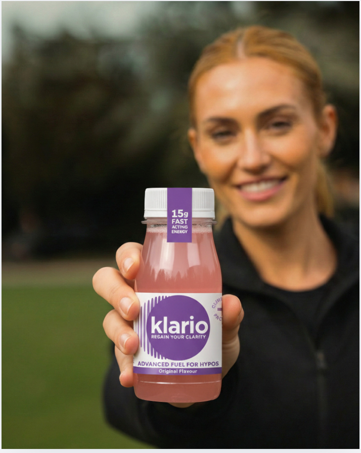 A person holding a bottle of Klario Advanced Fuel, representing fast focus and recovery after a hypo.